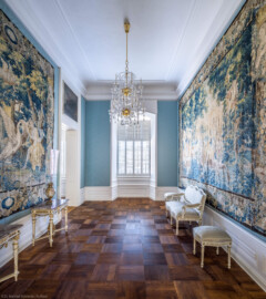 Schloss Bruchsal - Hauptbau / Corps de Logis - Von innen - Beletage - Blaues Zimmer - Von Westen - Blick vom Pagenzimmer nach Osten in das schmale Blaue Zimmer und auf die Tapisserien "Leda mit dem Schwan" (links) sowie "Europa auf dem Stier" (rechts) (aufgenommen im März 2021, am Nachmittag) Schloss Bruchsal - Hauptbau / Corps de Logis - Von innen - Beletage - Blaues Zimmer - Von Westen - Blick vom Pagenzimmer nach Osten in das schmale Blaue Zimmer und auf die Tapisserien "Leda mit dem Schwan" (links) sowie "Europa auf dem Stier" (rechts) (aufgenommen im März 2021, am Nachmittag)