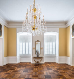 Schloss Bruchsal - Hauptbau / Corps de Logis - Von innen - Beletage - Winterspeisezimmer - Von Westen - Blick nach Osten in das Winterspeisezimmer, links die Tür zum Fürstensaal, rechts der Durchgang zum Galeriezimmer (aufgenommen im März 2021, am späten Vormittag) Schloss Bruchsal - Hauptbau / Corps de Logis - Von innen - Beletage - Winterspeisezimmer - Von Westen - Blick nach Osten in das Winterspeisezimmer, links die Tür zum Fürstensaal, rechts der Durchgang zum Galeriezimmer (aufgenommen im März 2021, am späten Vormittag)