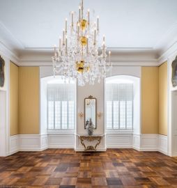 Schloss Bruchsal - Hauptbau / Corps de Logis - Von innen - Beletage - Winterspeisezimmer - Von Westen - Blick nach Osten in das Winterspeisezimmer, links die Tür zum Fürstensaal, rechts der Durchgang zum Galeriezimmer (aufgenommen im März 2021, am späten Vormittag) Schloss Bruchsal - Hauptbau / Corps de Logis - Von innen - Beletage - Winterspeisezimmer - Von Westen - Blick nach Osten in das Winterspeisezimmer, links die Tür zum Fürstensaal, rechts der Durchgang zum Galeriezimmer (aufgenommen im März 2021, am späten Vormittag)