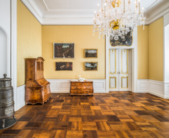 Schloss Bruchsal - Hauptbau / Corps de Logis - Von innen - Beletage - Winterspeisezimmer - Von Süden - Blick nach Norden in das Winterspeisezimmer, rechts die Tür zum Fürstensaal (aufgenommen im März 2021, am späten Vormittag) Schloss Bruchsal - Hauptbau / Corps de Logis - Von innen - Beletage - Winterspeisezimmer - Von Süden - Blick nach Norden in das Winterspeisezimmer, rechts die Tür zum Fürstensaal (aufgenommen im März 2021, am späten Vormittag)