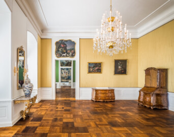 Schloss Bruchsal - Hauptbau / Corps de Logis - Von innen - Beletage - Winterspeisezimmer - Von Norden - Blick von der Tür zum Fürstensaal nach Süden in das Winterspeisezimmer, das Galeriezimmer sowie das Blaue Zimmer (aufgenommen im März 2021, um die Mittagszeit) Schloss Bruchsal - Hauptbau / Corps de Logis - Von innen - Beletage - Winterspeisezimmer - Von Norden - Blick von der Tür zum Fürstensaal nach Süden in das Winterspeisezimmer, das Galeriezimmer sowie das Blaue Zimmer (aufgenommen im März 2021, um die Mittagszeit)