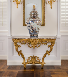 Schloss Bruchsal - Hauptbau / Corps de Logis - Von innen - Beletage - Winterspeisezimmer - Ostseite, Mitte - Blick auf einen Konsoltisch und eine Vase (aufgenommen im März 2021, am Nachmittag) Schloss Bruchsal - Hauptbau / Corps de Logis - Von innen - Beletage - Winterspeisezimmer - Ostseite, Mitte - Blick auf einen Konsoltisch und eine Vase (aufgenommen im März 2021, am Nachmittag)