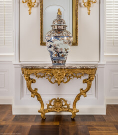 Schloss Bruchsal - Hauptbau / Corps de Logis - Von innen - Beletage - Winterspeisezimmer - Ostseite, Mitte - Blick auf einen Konsoltisch und eine Vase (aufgenommen im März 2021, am Nachmittag) Schloss Bruchsal - Hauptbau / Corps de Logis - Von innen - Beletage - Winterspeisezimmer - Ostseite, Mitte - Blick auf einen Konsoltisch und eine Vase (aufgenommen im März 2021, am Nachmittag)