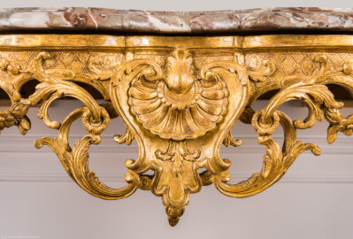 Schloss Bruchsal - Hauptbau / Corps de Logis - Von innen - Beletage - Winterspeisezimmer - Ostseite, Mitte - Konsoltisch - Blick auf Ornamente oben in der Mitte des Konsoltischs (aufgenommen im März 2021, am Nachmittag) Schloss Bruchsal - Hauptbau / Corps de Logis - Von innen - Beletage - Winterspeisezimmer - Ostseite, Mitte - Konsoltisch - Blick auf Ornamente oben in der Mitte des Konsoltischs (aufgenommen im März 2021, am Nachmittag)