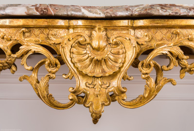 Schloss Bruchsal - Hauptbau / Corps de Logis - Von innen - Beletage - Winterspeisezimmer - Ostseite, Mitte - Konsoltisch - Blick auf Ornamente oben in der Mitte des Konsoltischs (aufgenommen im März 2021, am Nachmittag) Schloss Bruchsal - Hauptbau / Corps de Logis - Von innen - Beletage - Winterspeisezimmer - Ostseite, Mitte - Konsoltisch - Blick auf Ornamente oben in der Mitte des Konsoltischs (aufgenommen im März 2021, am Nachmittag)