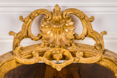 Schloss Bruchsal - Hauptbau / Corps de Logis - Von innen - Beletage - Winterspeisezimmer - Ostseite, Mitte - Konsoltisch - Blick auf Ornamente unten in der Mitte des Konsoltischs (aufgenommen im März 2021, am Nachmittag) Schloss Bruchsal - Hauptbau / Corps de Logis - Von innen - Beletage - Winterspeisezimmer - Ostseite, Mitte - Konsoltisch - Blick auf Ornamente unten in der Mitte des Konsoltischs (aufgenommen im März 2021, am Nachmittag)