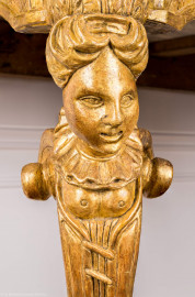 Schloss Bruchsal - Hauptbau / Corps de Logis - Von innen - Beletage - Winterspeisezimmer - Ostseite, Mitte - Konsoltisch - Blick auf die Figur am linken Bein des Konsoltischs (aufgenommen im März 2021, am Nachmittag) Schloss Bruchsal - Hauptbau / Corps de Logis - Von innen - Beletage - Winterspeisezimmer - Ostseite, Mitte - Konsoltisch - Blick auf die Figur am linken Bein des Konsoltischs (aufgenommen im März 2021, am Nachmittag)