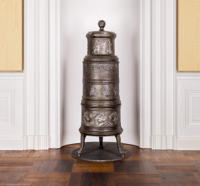 Schloss Bruchsal - Hauptbau / Corps de Logis - Von innen - Beletage - Winterspeisezimmer - Westseite, Mitte - Blick auf die Ofennische und den Stubenofen aus Gusseisen (sog. Kanonenofen) (beschädigt beim Brand 1945, wohl nach 2000 wiederhergestellt, u.a. durch Restauratorin Magdalena Baur und der Kunstschmiede Peter Klink aus Pfullendorf) (aufgenommen im März 2021, am Nachmittag) Schloss Bruchsal - Hauptbau / Corps de Logis - Von innen - Beletage - Winterspeisezimmer - Westseite, Mitte - Blick auf die Ofennische und den Stubenofen aus Gusseisen (sog. Kanonenofen) (beschädigt beim Brand 1945, wohl nach 2000 wiederhergestellt, u.a. durch Restauratorin Magdalena Baur und der Kunstschmiede Peter Klink aus Pfullendorf) (aufgenommen im März 2021, am Nachmittag)