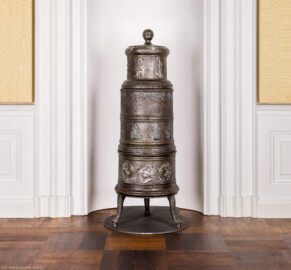 Schloss Bruchsal - Hauptbau / Corps de Logis - Von innen - Beletage - Winterspeisezimmer - Westseite, Mitte - Blick auf die Ofennische und den Stubenofen aus Gusseisen (sog. Kanonenofen) (beschädigt beim Brand 1945, wohl nach 2000 wiederhergestellt, u.a. durch Restauratorin Magdalena Baur und der Kunstschmiede Peter Klink aus Pfullendorf) (aufgenommen im März 2021, am Nachmittag) Schloss Bruchsal - Hauptbau / Corps de Logis - Von innen - Beletage - Winterspeisezimmer - Westseite, Mitte - Blick auf die Ofennische und den Stubenofen aus Gusseisen (sog. Kanonenofen) (beschädigt beim Brand 1945, wohl nach 2000 wiederhergestellt, u.a. durch Restauratorin Magdalena Baur und der Kunstschmiede Peter Klink aus Pfullendorf) (aufgenommen im März 2021, am Nachmittag)