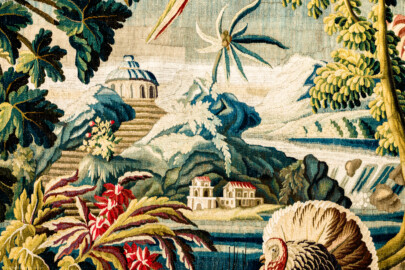 Schloss Bruchsal - Hauptbau / Corps de Logis - Von innen - Beletage - Vorzimmer - Südliche Wand - Ausschnitt aus der Tapisserie "Landschaft mit Truthahnpaar" aus der fünfteiligen Folge "Exotische Landschaften" (Inv.Nr. G 135; Höhe x Breite: 302 cm x 422 cm; Marke / Signatur: keine; hergestellt in der Manufacture Royale d'Aubusson, Ateliers Reynaud und Pierre Couloudon, 2. Viertel / Mitte 18. Jahrhundert; restauriert 1959 und 2021) (aufgenommen im März 2021, am frühen Nachmittag) Schloss Bruchsal - Hauptbau / Corps de Logis - Von innen - Beletage - Vorzimmer - Südliche Wand - Ausschnitt aus der Tapisserie "Landschaft mit Truthahnpaar" aus der fünfteiligen Folge "Exotische Landschaften" (Inv.Nr. G 135; Höhe x Breite: 302 cm x 422 cm; Marke / Signatur: keine; hergestellt in der Manufacture Royale d'Aubusson, Ateliers Reynaud und Pierre Couloudon, 2. Viertel / Mitte 18. Jahrhundert; restauriert 1959 und 2021) (aufgenommen im März 2021, am frühen Nachmittag)