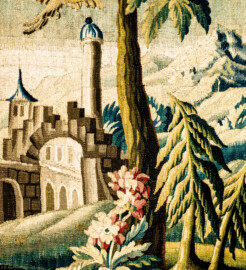 Schloss Bruchsal - Hauptbau / Corps de Logis - Von innen - Beletage - Vorzimmer - Nördliche Wand, Westseite - Ausschnitt aus der Tapisserie "Blick auf Stadttor" aus der fünfteiligen Folge "Exotische Landschaften" (Inv.Nr. G 141; Höhe x Breite: 292 cm x 129 cm; Marke / Signatur: M.R.DAVBUSON; hergestellt in der Manufacture Royale d'Aubusson, Ateliers Reynaud und Pierre Couloudon, 2. Viertel / Mitte 18. Jahrhundert; restauriert 1961 und 2021) (aufgenommen im März 2021, am frühen Nachmittag) Schloss Bruchsal - Hauptbau / Corps de Logis - Von innen - Beletage - Vorzimmer - Nördliche Wand, Westseite - Ausschnitt aus der Tapisserie "Blick auf Stadttor" aus der fünfteiligen Folge "Exotische Landschaften" (Inv.Nr. G 141; Höhe x Breite: 292 cm x 129 cm; Marke / Signatur: M.R.DAVBUSON; hergestellt in der Manufacture Royale d'Aubusson, Ateliers Reynaud und Pierre Couloudon, 2. Viertel / Mitte 18. Jahrhundert; restauriert 1961 und 2021) (aufgenommen im März 2021, am frühen Nachmittag)