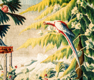Schloss Bruchsal - Hauptbau / Corps de Logis - Von innen - Beletage - Vorzimmer - Nördliche Wand, Ostseite - Ausschnitt aus der Tapisserie "Ausblick auf einen Tempel mit Glocke" aus der fünfteiligen Folge "Exotische Landschaften" (Inv.Nr. G 133; Höhe x Breite: 289 cm x 311 cm; Marke / Signatur: DAVBVSSON.RAYNAV[D]; hergestellt in der Manufacture Royale d'Aubusson, Ateliers Reynaud und Pierre Couloudon, 2. Viertel / Mitte 18. Jahrhundert; restauriert 1908, 1959 und nach 2007) (aufgenommen im März 2021, am Nachmittag)