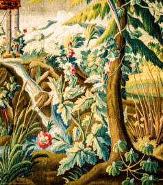 Schloss Bruchsal - Hauptbau / Corps de Logis - Von innen - Beletage - Vorzimmer - Nördliche Wand, Ostseite - Ausschnitt aus der Tapisserie "Ausblick auf einen Tempel mit Glocke" aus der fünfteiligen Folge "Exotische Landschaften" (Inv.Nr. G 133; Höhe x Breite: 289 cm x 311 cm; Marke / Signatur: DAVBVSSON.RAYNAV[D]; hergestellt in der Manufacture Royale d'Aubusson, Ateliers Reynaud und Pierre Couloudon, 2. Viertel / Mitte 18. Jahrhundert; restauriert 1908, 1959 und nach 2007) (aufgenommen im März 2021, am Nachmittag)