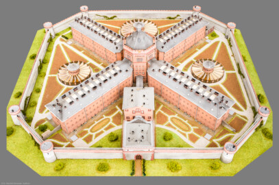 Städtisches Museum Bruchsal - Schloss Bruchsal - Hauptbau / Corps de Logis - Nördlicher Raum, Bereich Strafvollzug in Bruchsal - Schrägsicht auf das Modell des Bruchsaler Zellengefängnisses (Länge & Breite: ca. 125 cm; Maßstab 1:130. Das Modell wurde um 1910 von einem Sträfling aus Karton und Papier hergestellt. Die Bemalung wurde erst in späteren Jahren durchgeführt.) (aufgenommen im März 2021, am Nachmittag)