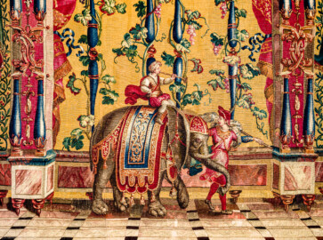 Schloss Bruchsal - Hauptbau / Corps de Logis - Von innen - Beletage - Jagdzimmer - Südliche Wand, rechte Seite - Ausschnitt aus der Tapisserie "Elefantentreiber" aus der "Groteskenserie" (Inv.Nr. G 106; Höhe x Breite 337 cm x 358 cm; hergestellt in der Werkstatt von Philippe Behagle (Vater oder Sohn) in Beauvais zwischen 1685 und 1719; Entwürfe von Jean-Baptiste Monnoyer, Guy-Louis de Vernansal, Jean-Baptiste B(e)lin de Fontenay; restauriert 1960 und nach 2007) (aufgenommen im März 2021, um die Mittagszeit) Schloss Bruchsal - Hauptbau / Corps de Logis - Von innen - Beletage - Jagdzimmer - Südliche Wand, rechte Seite - Ausschnitt aus der Tapisserie "Elefantentreiber" aus der "Groteskenserie" (Inv.Nr. G 106; Höhe x Breite 337 cm x 358 cm; hergestellt in der Werkstatt von Philippe Behagle (Vater oder Sohn) in Beauvais zwischen 1685 und 1719; Entwürfe von Jean-Baptiste Monnoyer, Guy-Louis de Vernansal, Jean-Baptiste B(e)lin de Fontenay; restauriert 1960 und nach 2007) (aufgenommen im März 2021, um die Mittagszeit)