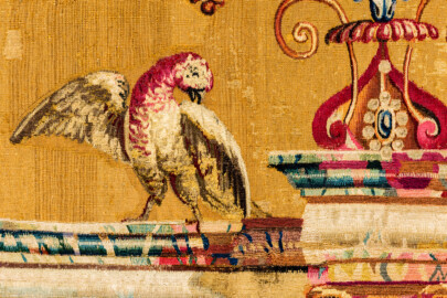 Schloss Bruchsal - Hauptbau / Corps de Logis - Von innen - Beletage - Jagdzimmer - Östliche Wand, Südseite - Ausschnitt aus der Tapisserie "Tänzerinnen vor einer Statue des Gottes Pan" aus der "Groteskenserie" (Inv.Nr. G 101; Höhe x Breite: 332,5 cm x 325 cm; hergestellt in der Werkstatt von Philippe Behagle (Vater oder Sohn) in Beauvais zwischen 1685 und 1719; Entwürfe von Jean-Baptiste Monnoyer, Guy-Louis de Vernansal, Jean-Baptiste B(e)lin de Fontenay; restauriert 1960 und nach 2007) (aufgenommen im März 2021, am Nachmittag) Schloss Bruchsal - Hauptbau / Corps de Logis - Von innen - Beletage - Jagdzimmer - Östliche Wand, Südseite - Ausschnitt aus der Tapisserie "Tänzerinnen vor einer Statue des Gottes Pan" aus der "Groteskenserie" (Inv.Nr. G 101; Höhe x Breite: 332,5 cm x 325 cm; hergestellt in der Werkstatt von Philippe Behagle (Vater oder Sohn) in Beauvais zwischen 1685 und 1719; Entwürfe von Jean-Baptiste Monnoyer, Guy-Louis de Vernansal, Jean-Baptiste B(e)lin de Fontenay; restauriert 1960 und nach 2007) (aufgenommen im März 2021, am Nachmittag)