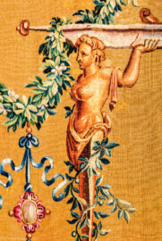 Schloss Bruchsal - Hauptbau / Corps de Logis - Von innen - Beletage - Jagdzimmer - Östliche Wand, Südseite - Ausschnitt aus der Tapisserie "Tänzerinnen vor einer Statue des Gottes Pan" aus der "Groteskenserie" (Inv.Nr. G 101; Höhe x Breite: 332,5 cm x 325 cm; hergestellt in der Werkstatt von Philippe Behagle (Vater oder Sohn) in Beauvais zwischen 1685 und 1719; Entwürfe von Jean-Baptiste Monnoyer, Guy-Louis de Vernansal, Jean-Baptiste B(e)lin de Fontenay; restauriert 1960 und nach 2007) (aufgenommen im März 2021, am Nachmittag) Schloss Bruchsal - Hauptbau / Corps de Logis - Von innen - Beletage - Jagdzimmer - Östliche Wand, Südseite - Ausschnitt aus der Tapisserie "Tänzerinnen vor einer Statue des Gottes Pan" aus der "Groteskenserie" (Inv.Nr. G 101; Höhe x Breite: 332,5 cm x 325 cm; hergestellt in der Werkstatt von Philippe Behagle (Vater oder Sohn) in Beauvais zwischen 1685 und 1719; Entwürfe von Jean-Baptiste Monnoyer, Guy-Louis de Vernansal, Jean-Baptiste B(e)lin de Fontenay; restauriert 1960 und nach 2007) (aufgenommen im März 2021, am Nachmittag)