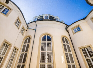 Schloss Bruchsal - Hauptbau / Corps de Logis - Von innen - Nördlicher Innenhof - Blick vom nördlichen Dienergang der Beletage nach Süden und nach oben auf das Haupttreppenhaus und die Kuppel mit den fünf der zehn Dachgauben, in der Mitte die drei hohen Bogenfenster des Kuppelsaals (aufgenommen im März 2021, am späten Vormittag) Schloss Bruchsal - Hauptbau / Corps de Logis - Von innen - Nördlicher Innenhof - Blick vom nördlichen Dienergang der Beletage nach Süden und nach oben auf das Haupttreppenhaus und die Kuppel mit den fünf der zehn Dachgauben, in der Mitte die drei hohen Bogenfenster des Kuppelsaals (aufgenommen im März 2021, am späten Vormittag)