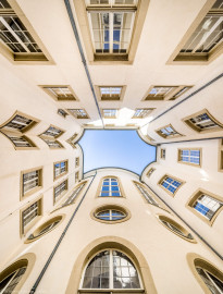 Schloss Bruchsal - Hauptbau / Corps de Logis - Von innen - Nördlicher Innenhof - Blick vom Boden des Innenhofs nach oben, unterhalb der Mitte die drei hohen nördlichen Bogenfenster des Kuppelsaals, darunter die drei Ovalfenster der Haupttreppe, darunter die Tür zur Grotte (unten ist Süden, oben Norden) (aufgenommen im März 2021, am frühen Nachmittag) Schloss Bruchsal - Hauptbau / Corps de Logis - Von innen - Nördlicher Innenhof - Blick vom Boden des Innenhofs nach oben, unterhalb der Mitte die drei hohen nördlichen Bogenfenster des Kuppelsaals, darunter die drei Ovalfenster der Haupttreppe, darunter die Tür zur Grotte (unten ist Süden, oben Norden) (aufgenommen im März 2021, am frühen Nachmittag)