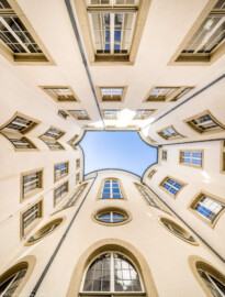 Schloss Bruchsal - Hauptbau / Corps de Logis - Von innen - Nördlicher Innenhof - Blick vom Boden des Innenhofs nach oben, unterhalb der Mitte die drei hohen nördlichen Bogenfenster des Kuppelsaals, darunter die drei Ovalfenster der Haupttreppe, darunter die Tür zur Grotte (unten ist Süden, oben Norden) (aufgenommen im März 2021, am frühen Nachmittag) Schloss Bruchsal - Hauptbau / Corps de Logis - Von innen - Nördlicher Innenhof - Blick vom Boden des Innenhofs nach oben, unterhalb der Mitte die drei hohen nördlichen Bogenfenster des Kuppelsaals, darunter die drei Ovalfenster der Haupttreppe, darunter die Tür zur Grotte (unten ist Süden, oben Norden) (aufgenommen im März 2021, am frühen Nachmittag)