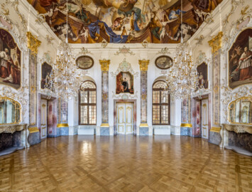 Schloss Bruchsal - Hauptbau / Corps de Logis - Von innen - Beletage - Fürstensaal - Von Osten - Blick von der Tür zum Altan nach Westen in den Saal, in der Mitte die Tür zum Kuppelsaal (aufgenommen im März 2021, am Nachmittag) Schloss Bruchsal - Hauptbau / Corps de Logis - Von innen - Beletage - Fürstensaal - Von Osten - Blick von der Tür zum Altan nach Westen in den Saal, in der Mitte die Tür zum Kuppelsaal (aufgenommen im März 2021, am Nachmittag)