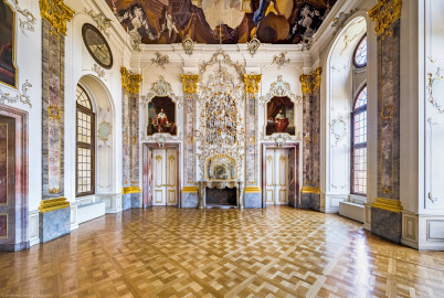 Schloss Bruchsal - Hauptbau / Corps de Logis - Von innen - Beletage - Fürstensaal - Von Süden - Blick nach Norden in den Saal (aufgenommen im März 2021, am Nachmittag) Schloss Bruchsal - Hauptbau / Corps de Logis - Von innen - Beletage - Fürstensaal - Von Süden - Blick nach Norden in den Saal (aufgenommen im März 2021, am Nachmittag)
