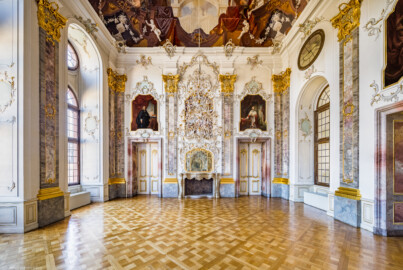 Schloss Bruchsal - Hauptbau / Corps de Logis - Von innen - Beletage - Fürstensaal - Von Norden - Blick nach Süden in den Saal (aufgenommen im März 2021, am späten Nachmittag) Schloss Bruchsal - Hauptbau / Corps de Logis - Von innen - Beletage - Fürstensaal - Von Norden - Blick nach Süden in den Saal (aufgenommen im März 2021, am späten Nachmittag)
