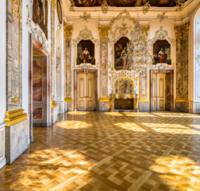 Schloss Bruchsal - Hauptbau / Corps de Logis - Von innen - Beletage - Fürstensaal - Von Süden - Blick von der südwestlichen Tür nach Norden in den Saal bei Sonnenschein (aufgenommen im April 2021, am späten Vormittag)