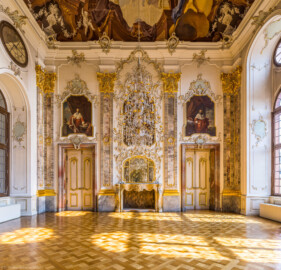 Schloss Bruchsal - Hauptbau / Corps de Logis - Von innen - Beletage - Fürstensaal - Von Süden - Blick nach Norden in den Saal bei Sonnenschein (aufgenommen im April 2021, am späten Vormittag)