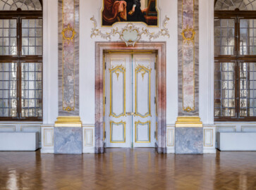 Schloss Bruchsal - Hauptbau / Corps de Logis - Beletage - Fürstensaal - Westwand - Blick auf die westliche Tür zum Kuppelsaal (aufgenommen im April 2021, am späten Vormittag) Schloss Bruchsal - Hauptbau / Corps de Logis - Beletage - Fürstensaal - Westwand - Blick auf die westliche Tür zum Kuppelsaal (aufgenommen im April 2021, am späten Vormittag)