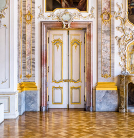Schloss Bruchsal - Hauptbau / Corps de Logis - Beletage - Fürstensaal - Nordseite, westlich - Von Süden - Blick auf den Durchgang vom Fürstensaal in den Dienergang (aufgenommen im April 2021, um die Mittagszeit)
