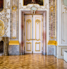 Schloss Bruchsal - Hauptbau / Corps de Logis - Beletage - Fürstensaal - Nordseite, östlich - Von Süden - Blick auf den Durchgang vom Fürstensaal in das Vorzimmer (aufgenommen im April 2021, um die Mittagszeit)