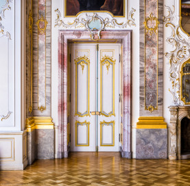 Schloss Bruchsal - Hauptbau / Corps de Logis - Beletage - Fürstensaal - Südseite, östlich - Blick auf den Durchgang vom Fürstensaal in das Winterspeisezimmer (aufgenommen im April 2021, um die Mittagszeit) Schloss Bruchsal - Hauptbau / Corps de Logis - Beletage - Fürstensaal - Südseite, östlich - Blick auf den Durchgang vom Fürstensaal in das Winterspeisezimmer (aufgenommen im April 2021, um die Mittagszeit)