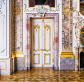 Schloss Bruchsal - Hauptbau / Corps de Logis - Beletage - Fürstensaal - Südseite, östlich - Blick auf den Durchgang vom Fürstensaal in das Winterspeisezimmer (aufgenommen im April 2021, um die Mittagszeit)