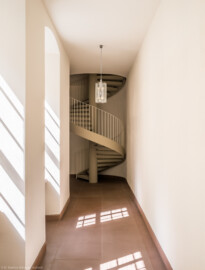 Schloss Bruchsal - Hauptbau / Corps de Logis - Von innen - Zweites Obergeschoss (Beletage) - Nördlicher Dienergang - Von Osten - Blick nach Westen in den Dienergang und auf die moderne Wendeltreppe (aufgenommen im April 2021, am frühen Nachmittag) Schloss Bruchsal - Hauptbau / Corps de Logis - Von innen - Zweites Obergeschoss (Beletage) - Nördlicher Dienergang - Von Osten - Blick nach Westen in den Dienergang und auf die moderne Wendeltreppe (aufgenommen im April 2021, am frühen Nachmittag)