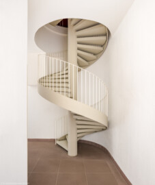 Schloss Bruchsal - Hauptbau / Corps de Logis - Von innen - Zweites Obergeschoss (Beletage) - Nördlicher Dienergang - Von Osten - Blick nach Westen in den Dienergang und auf die moderne Wendeltreppe (aufgenommen im April 2021, am frühen Nachmittag) Schloss Bruchsal - Hauptbau / Corps de Logis - Von innen - Zweites Obergeschoss (Beletage) - Nördlicher Dienergang - Von Osten - Blick nach Westen in den Dienergang und auf die moderne Wendeltreppe (aufgenommen im April 2021, am frühen Nachmittag)