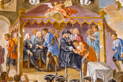 Schloss Bruchsal - Hauptbau / Corps de Logis - Beletage - Kuppelsaal - Kuppel - Kartusche in der Hohlkehle, oberhalb des Durchgangs zum Marmorsaal - Darstellung der feierlichen Huldigung und des Treuegelöbnisses für Franz Christoph von Hutten zum Stolzenberg durch seine Untertanen bei der Inspektion seines Besitzes 1747 und 1748 (urspünglich gemalt 1752 von Johannes Zick, originalgetreu rekonstruiert 1969 von Karl Manninger, Stuck urspünglich von Johann Michael Feuchtmayer dem Jüngeren, rekonstruiert 1960 bis 1964 von Jakob und Josef Schnitzer) (aufgenommen im April 2021, am frühen Nachmittag) Schloss Bruchsal - Hauptbau / Corps de Logis - Beletage - Kuppelsaal - Kuppel - Kartusche in der Hohlkehle, oberhalb des Durchgangs zum Marmorsaal - Darstellung der feierlichen Huldigung und des Treuegelöbnisses für Franz Christoph von Hutten zum Stolzenberg durch seine Untertanen bei der Inspektion seines Besitzes 1747 und 1748 (urspünglich gemalt 1752 von Johannes Zick, originalgetreu rekonstruiert 1969 von Karl Manninger, Stuck urspünglich von Johann Michael Feuchtmayer dem Jüngeren, rekonstruiert 1960 bis 1964 von Jakob und Josef Schnitzer) (aufgenommen im April 2021, am frühen Nachmittag)