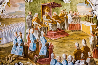 Schloss Bruchsal - Hauptbau / Corps de Logis - Beletage - Kuppelsaal - Kuppel - Kartusche in der Hohlkehle, oberhalb des Durchgangs zum Fürstensaal - Darstellung des Hochamts, zelebriert von Franz Christoph von Hutten zum Stolzenberg, anlässlich der Wahl von Franz Stephan von Lothringen zum Kaiser (urspünglich gemalt 1752 von Johannes Zick, originalgetreu rekonstruiert 1969 von Karl Manninger, Stuck urspünglich von Johann Michael Feuchtmayer dem Jüngeren, rekonstruiert 1960 bis 1964 von Jakob und Josef Schnitzer) (aufgenommen im April 2021, am Nachmittag) Schloss Bruchsal - Hauptbau / Corps de Logis - Beletage - Kuppelsaal - Kuppel - Kartusche in der Hohlkehle, oberhalb des Durchgangs zum Fürstensaal - Darstellung des Hochamts, zelebriert von Franz Christoph von Hutten zum Stolzenberg, anlässlich der Wahl von Franz Stephan von Lothringen zum Kaiser (urspünglich gemalt 1752 von Johannes Zick, originalgetreu rekonstruiert 1969 von Karl Manninger, Stuck urspünglich von Johann Michael Feuchtmayer dem Jüngeren, rekonstruiert 1960 bis 1964 von Jakob und Josef Schnitzer) (aufgenommen im April 2021, am Nachmittag)