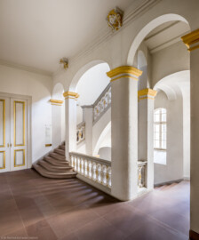 Schloss Bruchsal - Hauptbau / Corps de Logis - Von innen - Nordöstliche Dienertreppe - Zweites Obergeschoss (Beletage) - Von Nordosten - Blick auf die Dienertreppe in das dritte Obergeschoss, links die Tür zum Fürstensaal (aufgenommen im April 2021, am Nachmittag) Schloss Bruchsal - Hauptbau / Corps de Logis - Von innen - Nordöstliche Dienertreppe - Zweites Obergeschoss (Beletage) - Von Nordosten - Blick auf die Dienertreppe in das dritte Obergeschoss, links die Tür zum Fürstensaal (aufgenommen im April 2021, am Nachmittag)
