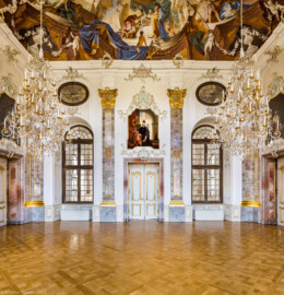 Schloss Bruchsal - Hauptbau / Corps de Logis - Von innen - Beletage - Fürstensaal - Von Osten - Blick von der Tür zum Altan nach Westen in den Saal, in der Mitte die Tür zum Kuppelsaal (aufgenommen im April 2021, am Nachmittag)