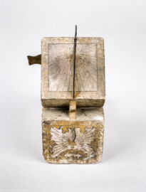 Städtisches Museum Bruchsal - Schloss Bruchsal - Hauptbau / Corps de Logis - Magazin - Sonnenuhr von 1778, Rückseite (Inv.Nr. 39.26; Vorkriegsbestand) (aufgenommen im April 2021, am späten Nachmittag) Städtisches Museum Bruchsal - Schloss Bruchsal - Hauptbau / Corps de Logis - Magazin - Sonnenuhr von 1778, Rückseite (Inv.Nr. 39.26; Vorkriegsbestand) (aufgenommen im April 2021, am späten Nachmittag)