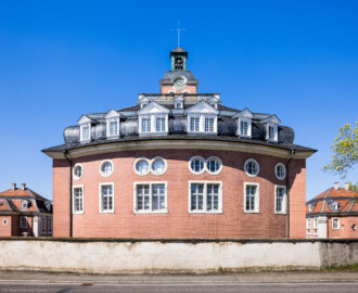 Schloss Bruchsal - Kanzleibau - Von Außen - Von Osten - Blick von der Styrumstraße auf die Ostfassade des Kanzleibaus, links das Forstamt, rechts die Kommandantenwohnung, alle mit mit aufgemalten Backsteinen (aufgenommen im April 2021, am frühen Nachmittag) Schloss Bruchsal - Kanzleibau - Von Außen - Von Osten - Blick von der Styrumstraße auf die Ostfassade des Kanzleibaus, links das Forstamt, rechts die Kommandantenwohnung, alle mit mit aufgemalten Backsteinen (aufgenommen im April 2021, am frühen Nachmittag)