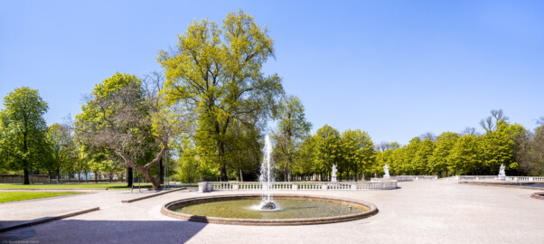 Schloss Bruchsal - Schlossterrasse - Von Osten - Blick vom südlichen Eingang (zwischen südlicher Orangerie und Hauptbau) auf einen der drei Springbrunnen, die Terrasse und den Garten (aufgenommen im April 2021, am frühen Nachmittag) Schloss Bruchsal - Schlossterrasse - Von Osten - Blick vom südlichen Eingang (zwischen südlicher Orangerie und Hauptbau) auf einen der drei Springbrunnen, die Terrasse und den Garten (aufgenommen im April 2021, am frühen Nachmittag)