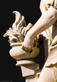 Schloss Bruchsal - Schlossgarten - Hauptachse, Nordseite, 4. Skulptur von Osten - Schale mit Feuer (links Mitte) der Skulptur "Das Feuer" aus dem Skulpturenensemble "Vier Elemente" (Kopie von Hans Volker Dursy; Original gehauen 1761 von Joachim Günther, befindet sich im Gartensaal des Hauptbaus) (aufgenommen im April 2021, am späten Nachmittag) Schloss Bruchsal - Schlossgarten - Hauptachse, Nordseite, 4. Skulptur von Osten - Schale mit Feuer (links Mitte) der Skulptur "Das Feuer" aus dem Skulpturenensemble "Vier Elemente" (Kopie von Hans Volker Dursy; Original gehauen 1761 von Joachim Günther, befindet sich im Gartensaal des Hauptbaus) (aufgenommen im April 2021, am späten Nachmittag)