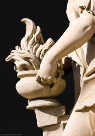 Schloss Bruchsal - Schlossgarten - Hauptachse, Nordseite, 4. Skulptur von Osten - Schale mit Feuer (links Mitte) der Skulptur "Das Feuer" aus dem Skulpturenensemble "Vier Elemente" (Kopie von Hans Volker Dursy; Original gehauen 1761 von Joachim Günther, befindet sich im Gartensaal des Hauptbaus) (aufgenommen im April 2021, am späten Nachmittag) Schloss Bruchsal - Schlossgarten - Hauptachse, Nordseite, 4. Skulptur von Osten - Schale mit Feuer (links Mitte) der Skulptur "Das Feuer" aus dem Skulpturenensemble "Vier Elemente" (Kopie von Hans Volker Dursy; Original gehauen 1761 von Joachim Günther, befindet sich im Gartensaal des Hauptbaus) (aufgenommen im April 2021, am späten Nachmittag)