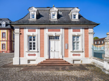 Schloss Bruchsal - Hofkontrollamt - Von Süden - Blick nach Norden auf die Südseite mit dem Eingang zum Hofkontrollamt, links der Kammerflügel, rechts der nördliche Remisenbau (aufgenommen im April 2021, am späten Nachmittag)