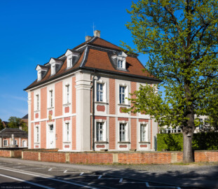 Schloss Bruchsal - Forstamt - Von Südwest - Blick von der Schönbornstraße nach Nordost auf das Forstamt, links im Hintergrund das Zeughaus, beide mit aufgemalten Backsteinen (aufgenommen im April 2021, am späten Nachmittag)