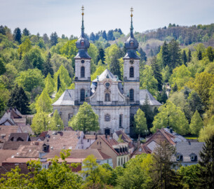 Bruchsal - Peterskirche / St. Peter - Von Außen / Von Nordosten - Blick von der Adolf-Bieringer-Straße nach Südwesten auf die Nordfassade sowie auf Dächer der Oststadt (aufgenommen im Mai 2021, am frühen Nachmittag)