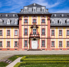 Schloss Bruchsal - Kammerflügel / Amtsgericht - Von Außen - Von Süden - Blick auf den Mittelrisalit des Kammerflügels / des Amtsgerichts (aufgenommen im Mai 2021, am frühen Nachmittag)