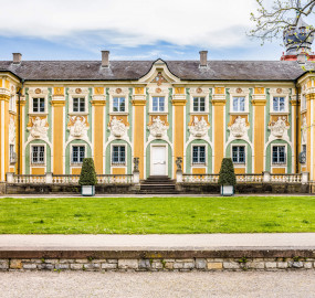 Schloss Bruchsal - Südliche Orangerie / Kavaliersbau - Von Außen - Von Westen - Blick auf den Mittelteil der Westfassade der Orangerie (Fassade der Orangerie ursprünglich gemalt von Giovanni Francesco Marchini, zwischen 1732 und 1737, restauriert von Josef Mariano Kitschker, zwischen 1900 und 1910, erneut restauriert von Klaus Siller (Fassadenmalerei) und Walter Maschke (Allegorien), 1976) (aufgenommen im Mai 2021, am Nachmittag) Schloss Bruchsal - Südliche Orangerie / Kavaliersbau - Von Außen - Von Westen - Blick auf den Mittelteil der Westfassade der Orangerie (Fassade der Orangerie ursprünglich gemalt von Giovanni Francesco Marchini, zwischen 1732 und 1737, restauriert von Josef Mariano Kitschker, zwischen 1900 und 1910, erneut restauriert von Klaus Siller (Fassadenmalerei) und Walter Maschke (Allegorien), 1976) (aufgenommen im Mai 2021, am Nachmittag)